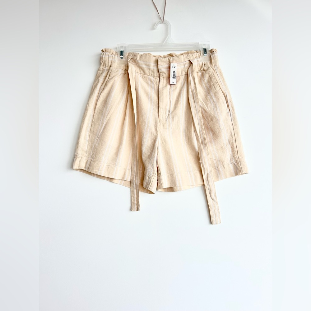 BNWT Linen and cotton blend high waisted shorts, small
